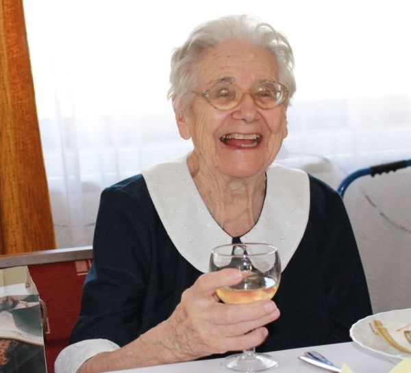Juhász Istvánné Kossa Mária arany-, gyémánt-, vasdiplomás tanítónő, Tiszaszőlős díszpolgára 100 éves